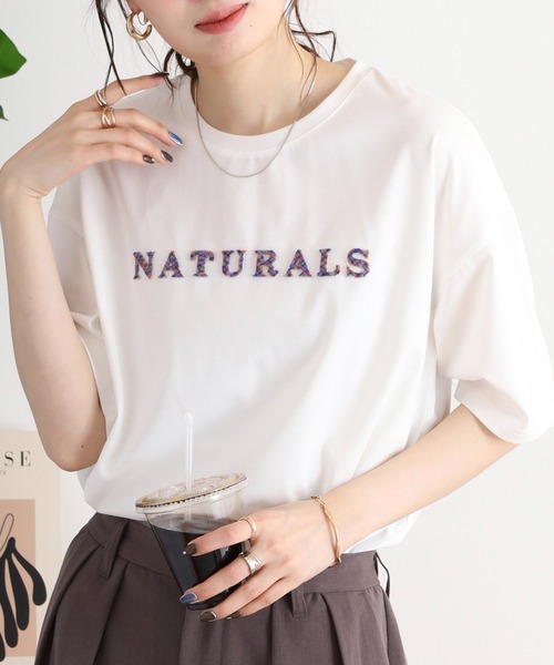 BRODIAEA(ブローディア)の「BRODIAEA 歯ブラシ加工カラフルロゴ半袖Tシャツ(Tシャツ/カットソー・レディース・グレイッシュベージュ/オフホワイト/ピンク/ブラック・40)」の5枚目の写真