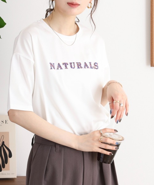 BRODIAEA(ブローディア)の「BRODIAEA 歯ブラシ加工カラフルロゴ半袖Tシャツ(Tシャツ/カットソー・レディース・グレイッシュベージュ/オフホワイト/ピンク/ブラック・40)」の7枚目の写真
