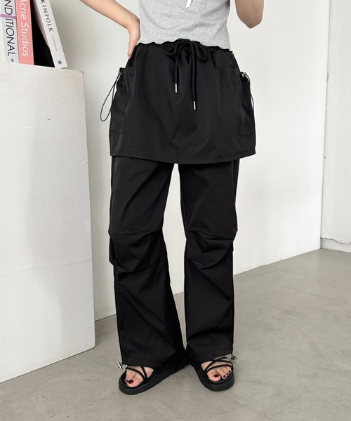 CLEA（クレア）の「レイヤードスカート付きナイロンパンツ（カーゴパンツ・レディース・ブラック/チャコールグレー・FREE）」の2枚目の写真