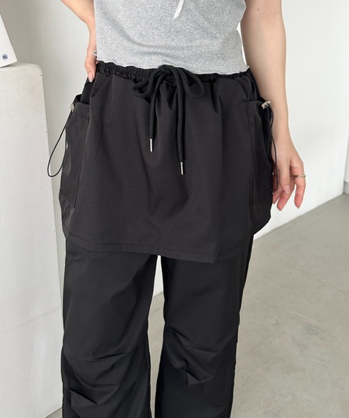 CLEA（クレア）の「レイヤードスカート付きナイロンパンツ（カーゴパンツ・レディース・ブラック/チャコールグレー・FREE）」の7枚目の写真
