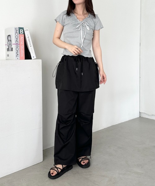 CLEA（クレア）の「レイヤードスカート付きナイロンパンツ（カーゴパンツ・レディース・ブラック/チャコールグレー・FREE）」の8枚目の写真