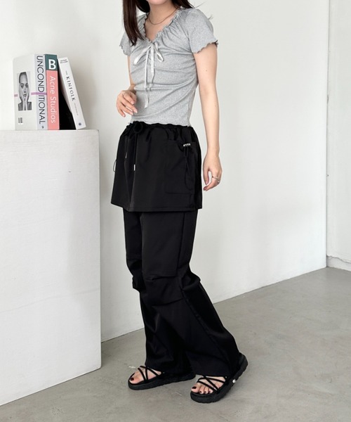 CLEA（クレア）の「レイヤードスカート付きナイロンパンツ（カーゴパンツ・レディース・ブラック/チャコールグレー・FREE）」の9枚目の写真