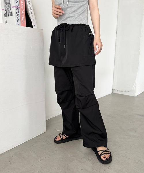 CLEA（クレア）の「レイヤードスカート付きナイロンパンツ（カーゴパンツ・レディース・ブラック/チャコールグレー・FREE）」の5枚目の写真