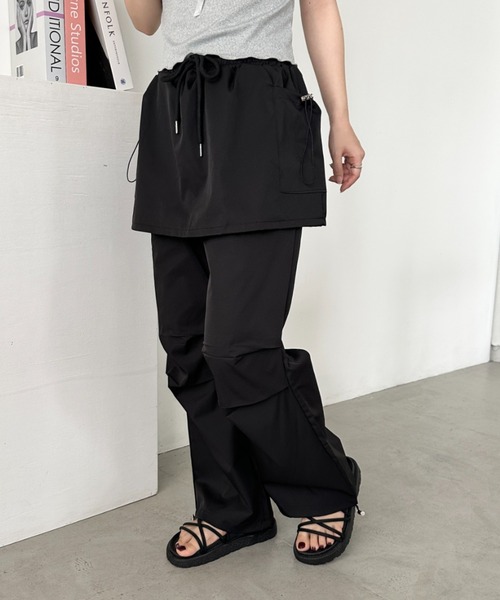 CLEA（クレア）の「レイヤードスカート付きナイロンパンツ（カーゴパンツ・レディース・ブラック/チャコールグレー・FREE）」の6枚目の写真