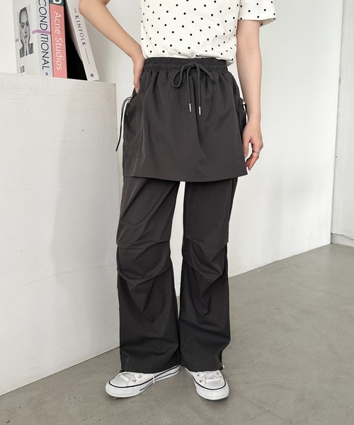 CLEA（クレア）の「レイヤードスカート付きナイロンパンツ（カーゴパンツ・レディース・ブラック/チャコールグレー・FREE）」の10枚目の写真