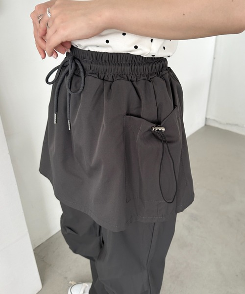CLEA（クレア）の「レイヤードスカート付きナイロンパンツ（カーゴパンツ・レディース・ブラック/チャコールグレー・FREE）」の17枚目の写真