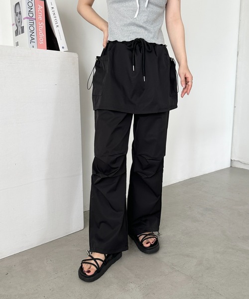 CLEA（クレア）の「レイヤードスカート付きナイロンパンツ（カーゴパンツ・レディース・ブラック/チャコールグレー・FREE）」の3枚目の写真