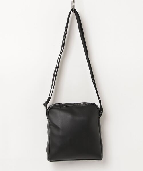 Calvin Klein Jeans(カルヴァンクラインジーンズ)の「【Calvin Klein JEANS/カルバンクライン ジーンズ】MONOGRAM SOFT REPORTER18 / モノグラム ソフト ポーター ショルダー バッグ(ショルダーバッグ・メンズ・ブラック・FREE)」の2枚目の写真