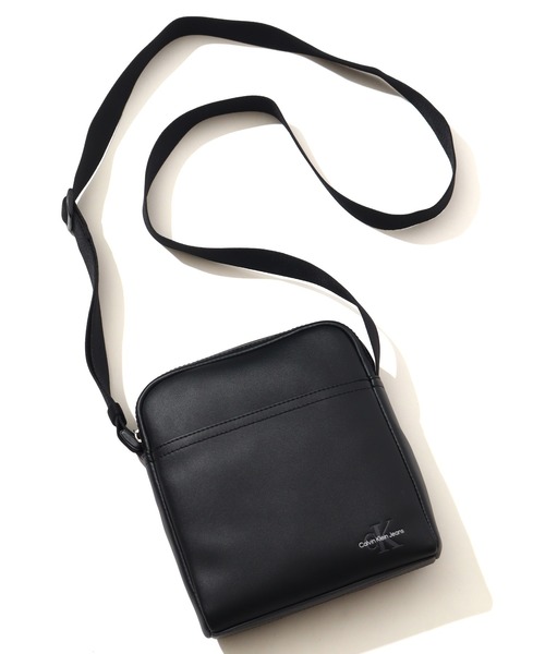 Calvin Klein Jeans(カルヴァンクラインジーンズ)の「【Calvin Klein JEANS/カルバンクライン ジーンズ】MONOGRAM SOFT REPORTER18 / モノグラム ソフト ポーター ショルダー バッグ(ショルダーバッグ・メンズ・ブラック・FREE)」の13枚目の写真