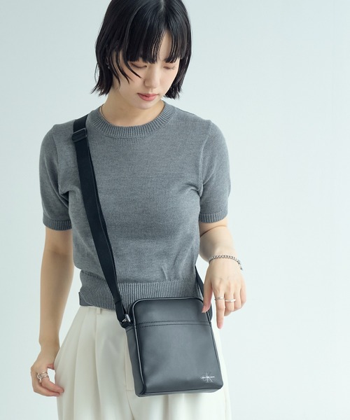 Calvin Klein Jeans(カルヴァンクラインジーンズ)の「【Calvin Klein JEANS/カルバンクライン ジーンズ】MONOGRAM SOFT REPORTER18 / モノグラム ソフト ポーター ショルダー バッグ(ショルダーバッグ・メンズ・ブラック・FREE)」の5枚目の写真