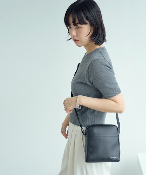 Calvin Klein Jeans(カルヴァンクラインジーンズ)の「【Calvin Klein JEANS/カルバンクライン ジーンズ】MONOGRAM SOFT REPORTER18 / モノグラム ソフト ポーター ショルダー バッグ(ショルダーバッグ・メンズ・ブラック・FREE)」の7枚目の写真