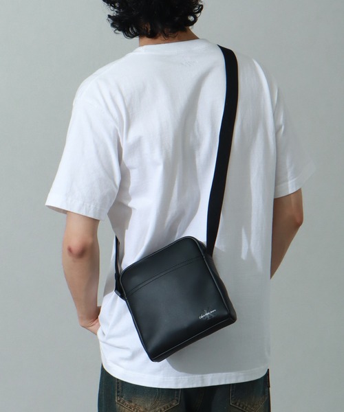 Calvin Klein Jeans(カルヴァンクラインジーンズ)の「【Calvin Klein JEANS/カルバンクライン ジーンズ】MONOGRAM SOFT REPORTER18 / モノグラム ソフト ポーター ショルダー バッグ(ショルダーバッグ・メンズ・ブラック・FREE)」の11枚目の写真