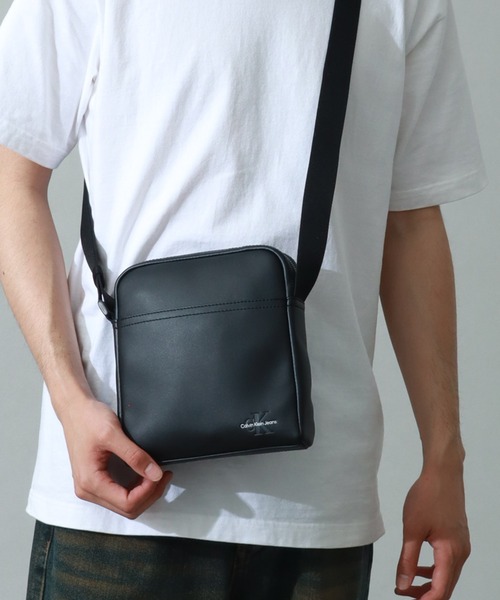 Calvin Klein Jeans(カルヴァンクラインジーンズ)の「【Calvin Klein JEANS/カルバンクライン ジーンズ】MONOGRAM SOFT REPORTER18 / モノグラム ソフト ポーター ショルダー バッグ(ショルダーバッグ・メンズ・ブラック・FREE)」の10枚目の写真