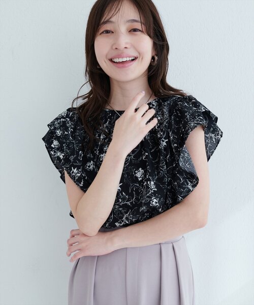 natural couture(ナチュラルクチュール)の「【mizu】シャーリングヘムフリル袖ブラウス(シャツ/ブラウス・レディース・ベージュ系その他/ブルー系その他/ブラック系その他・FREE)」の6枚目の写真