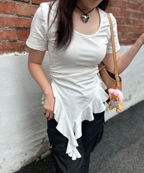 ipugo(イプゴ)の「ipugo/イプゴ 裾フリル トップス 秋物 秋服 2026年秋冬(Tシャツ/カットソー・レディース・ブラック/ホワイト・FREE)」の4枚目の写真