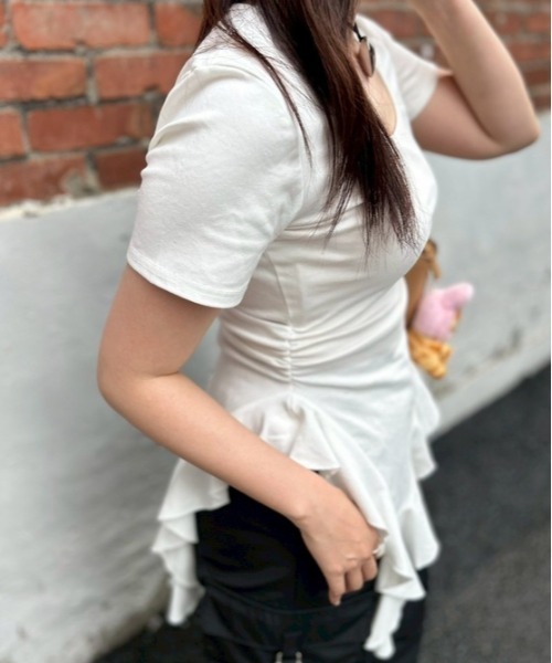 ipugo(イプゴ)の「ipugo/イプゴ 裾フリル トップス 秋物 秋服 2026年秋冬(Tシャツ/カットソー・レディース・ブラック/ホワイト・FREE)」の5枚目の写真