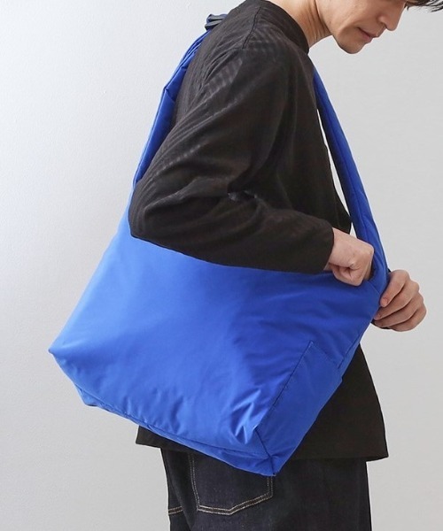 THE SHOP TK （ザ ショップ ティーケー ）の「パテッドビッグショルダー（ショルダーバッグ・メンズ・ブラック/ブルー系その他/チャコールグレー・00）」の3枚目の写真