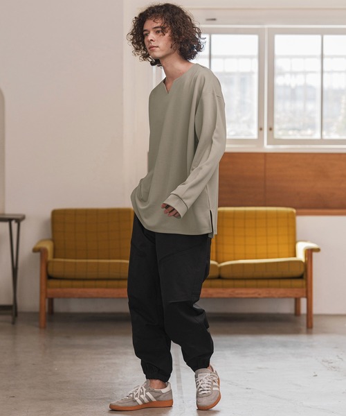 CAMBIO（カンビオ）の「mlt5411- キーネックサイドスリットカットソー（Tシャツ/カットソー・メンズ・ブラック/アイボリー/グレイッシュベージュ・M/L/XL）」の19枚目の写真