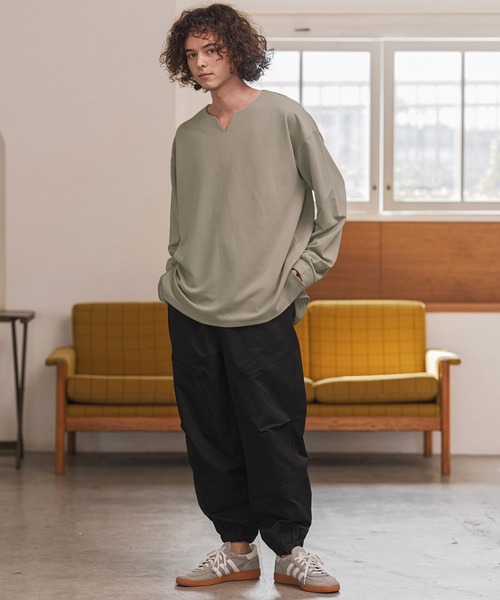 CAMBIO（カンビオ）の「mlt5411- キーネックサイドスリットカットソー（Tシャツ/カットソー・メンズ・ブラック/アイボリー/グレイッシュベージュ・M/L/XL）」の20枚目の写真