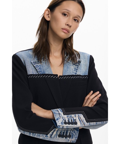 Desigual(デシグアル)の「デニム襟 刺繍ディテール 2トーンブレザージャケット ブラック(テーラードジャケット・レディース・ブルー・S/M/L/XL/XS)」の5枚目の写真