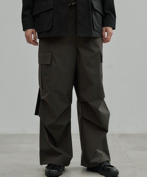 UNITED TOKYO(ユナイテッドトウキョウ)の「HIGH-SPEC WOOL カーゴパンツ(カーゴパンツ・メンズ・ブラウン/ダークグレー/ブラック・1/2)」の3枚目の写真