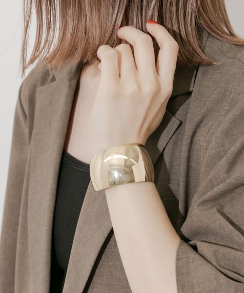 SMELLY（スメリー）の「シンプルメタルワイドバングル（バングル/リストバンド・レディース・ゴールド・-）」の2枚目の写真