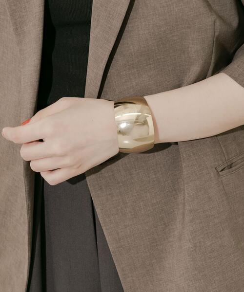 SMELLY（スメリー）の「シンプルメタルワイドバングル（バングル/リストバンド・レディース・ゴールド・-）」の4枚目の写真