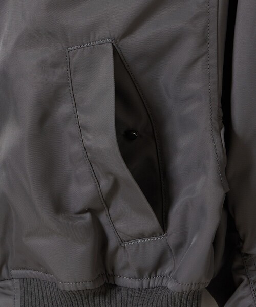 LACOSTE（ラコステ）の「クロップド丈 ショートMA-1ジャケット（ブルゾン・レディース・オリーブ/グレー・38/36/34/40）」の8枚目の写真