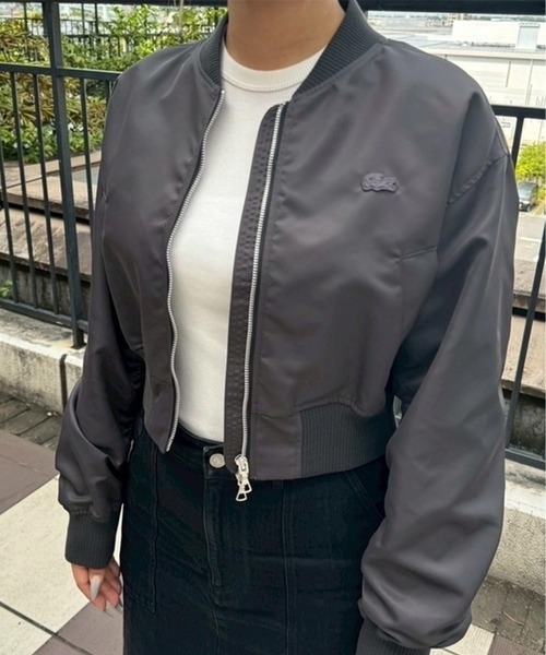 LACOSTE（ラコステ）の「クロップド丈 ショートMA-1ジャケット（ブルゾン・レディース・オリーブ/グレー・38/36/34/40）」の21枚目の写真