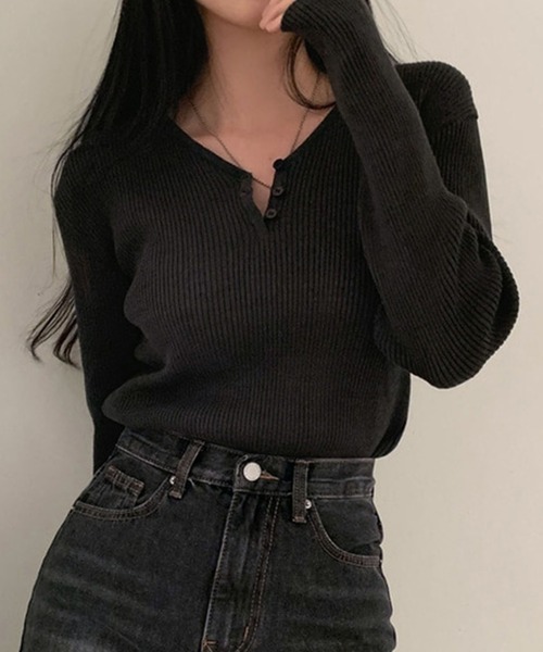 Doula Doula（ドゥーラドゥーラ）の「ヘンリーVネックリブニット（ニット/セーター・レディース・ホワイト/ベージュ/グレー/ブルー/ブラック・FREE）」の2枚目の写真