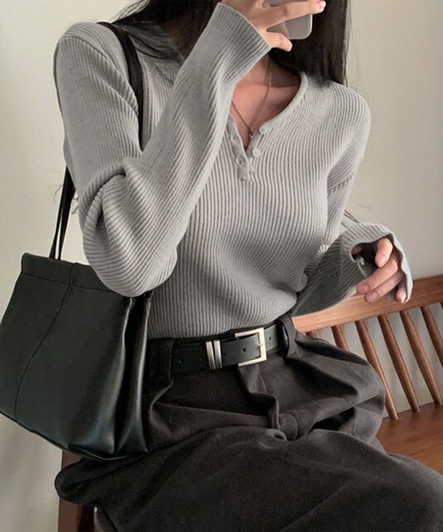 Doula Doula（ドゥーラドゥーラ）の「ヘンリーVネックリブニット（ニット/セーター・レディース・ホワイト/ベージュ/グレー/ブルー/ブラック・FREE）」の6枚目の写真