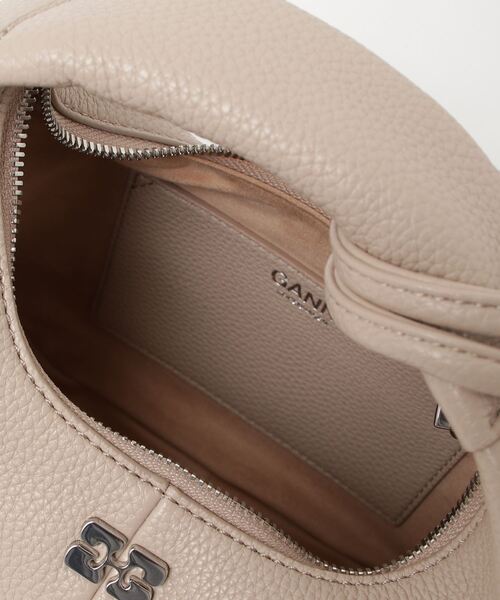 GANNI(ガニー)の「GANNI Hobo Mini Grained ガニー ホーボー ミニ ハンドバッグ(ハンドバッグ・レディース・ホワイト系1・FREE)」の6枚目の写真