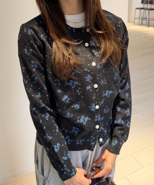 mebole(メボレ)の「クルーネックフラワーカーディガン(カーディガン/ボレロ・レディース・ホワイト/ブラック/グレー・FREE)」の2枚目の写真