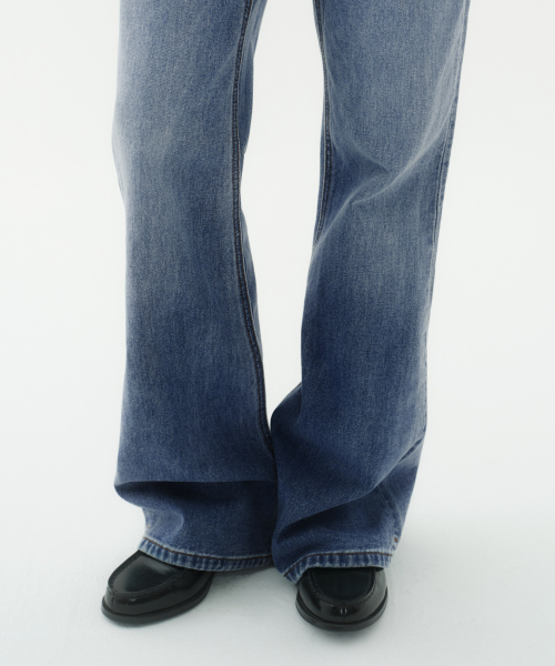 MUSINSA STANDARD WOMAN（ムシンサスタンダードウーマン）の「ウィメンズブーツカットデニムパンツ[ミディアムインディゴ]（デニムパンツ・レディース・その他・27/28/29/30/24/25/26）」の5枚目の写真