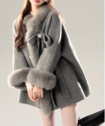 &soiree(アンドソワレ)のショート丈ファー付きリボンコート(ポンチョ)