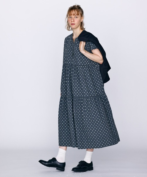 Kelen（ケレン）の「「KELEN / ケレン」フレンチスリーブティアードワンピース（ワンピース・レディース・チャコールグレー/ライトベージュ/ネイビー・S/M）」の3枚目の写真