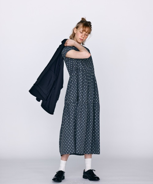 Kelen（ケレン）の「「KELEN / ケレン」フレンチスリーブティアードワンピース（ワンピース・レディース・チャコールグレー/ライトベージュ/ネイビー・S/M）」の8枚目の写真