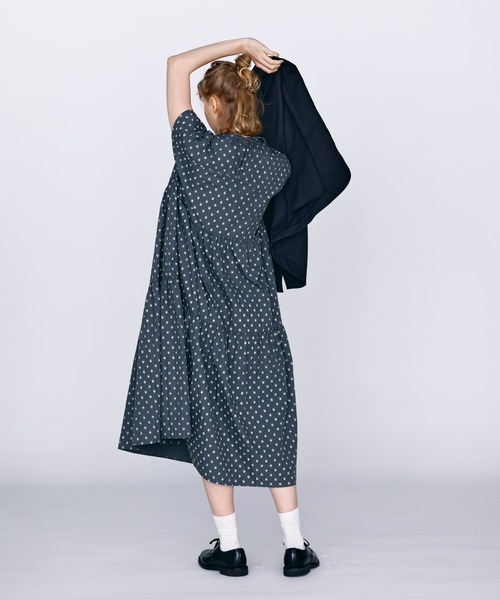 Kelen（ケレン）の「「KELEN / ケレン」フレンチスリーブティアードワンピース（ワンピース・レディース・チャコールグレー/ライトベージュ/ネイビー・S/M）」の9枚目の写真