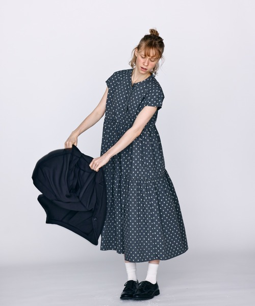 Kelen（ケレン）の「「KELEN / ケレン」フレンチスリーブティアードワンピース（ワンピース・レディース・チャコールグレー/ライトベージュ/ネイビー・S/M）」の10枚目の写真
