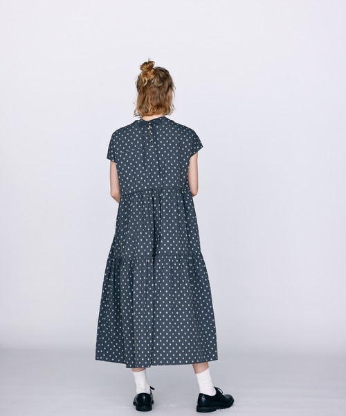 Kelen（ケレン）の「「KELEN / ケレン」フレンチスリーブティアードワンピース（ワンピース・レディース・チャコールグレー/ライトベージュ/ネイビー・S/M）」の11枚目の写真