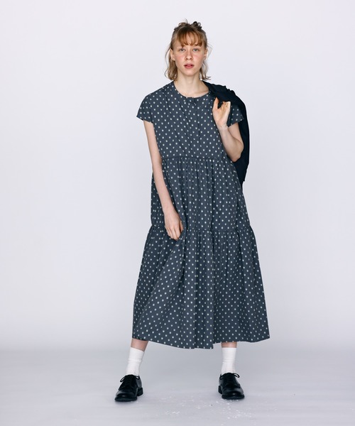 Kelen（ケレン）の「「KELEN / ケレン」フレンチスリーブティアードワンピース（ワンピース・レディース・チャコールグレー/ライトベージュ/ネイビー・S/M）」の4枚目の写真