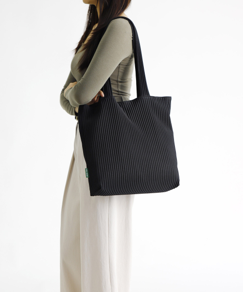 GREEN STUFF(グリーンスタッフ)の「easygoing modern bag 67 - pleats black(エコバッグ/サブバッグ・レディース・その他・FREE)」の4枚目の写真