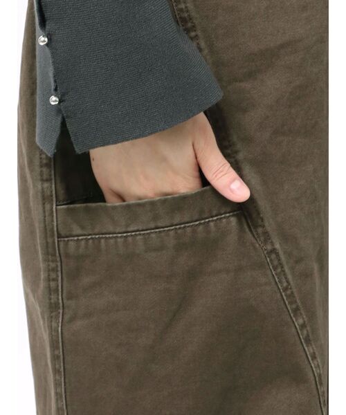 MURUA(ムルーア)の「パッチポケットバレルレッグパンツ(その他パンツ・レディース・カーキ/ブラウン・2/1)」の17枚目の写真