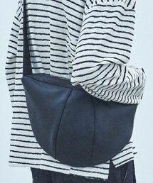 DWSE（ディーダブリューエスイー）の「ビーガンレザー ハーフムーンバッグ(ブラック)（メッセンジャーバッグ）」