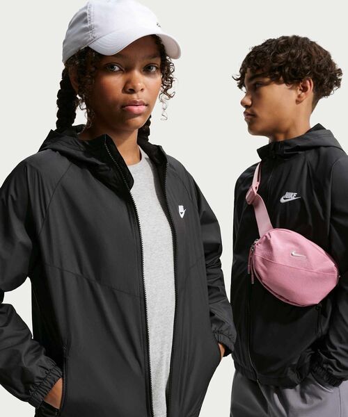 NIKE(ナイキ)の「ナイキ スポーツウェア ウィンドランナー ジュニア フーデッド レペル ジャケット / Nike Sportswear Windrunner Big Kids' Hooded Repel Jacket IF2821-010 Black(ブルゾン・キッズ・ブラック・130/140/150/160)」の1枚目の写真