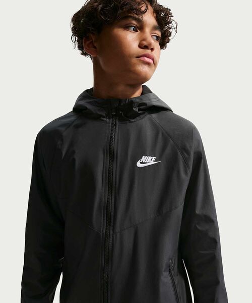 NIKE(ナイキ)の「ナイキ スポーツウェア ウィンドランナー ジュニア フーデッド レペル ジャケット / Nike Sportswear Windrunner Big Kids' Hooded Repel Jacket IF2821-010 Black(ブルゾン・キッズ・ブラック・130/140/150/160)」の3枚目の写真
