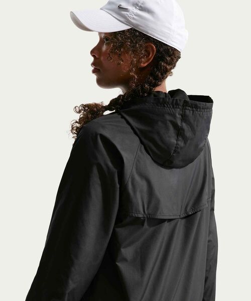 NIKE(ナイキ)の「ナイキ スポーツウェア ウィンドランナー ジュニア フーデッド レペル ジャケット / Nike Sportswear Windrunner Big Kids' Hooded Repel Jacket IF2821-010 Black(ブルゾン・キッズ・ブラック・130/140/150/160)」の4枚目の写真