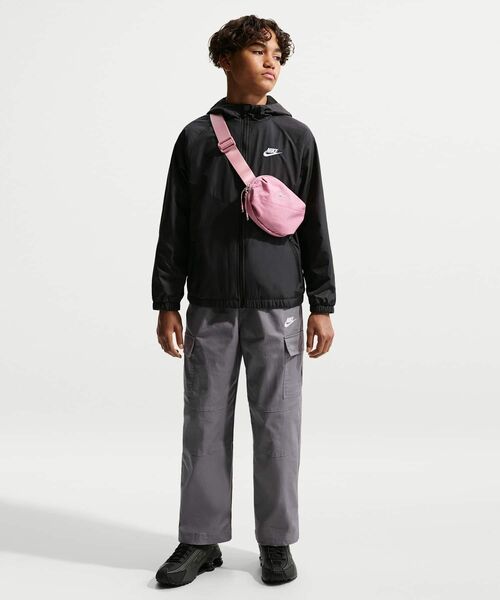 NIKE(ナイキ)の「ナイキ スポーツウェア ウィンドランナー ジュニア フーデッド レペル ジャケット / Nike Sportswear Windrunner Big Kids' Hooded Repel Jacket IF2821-010 Black(ブルゾン・キッズ・ブラック・130/140/150/160)」の7枚目の写真