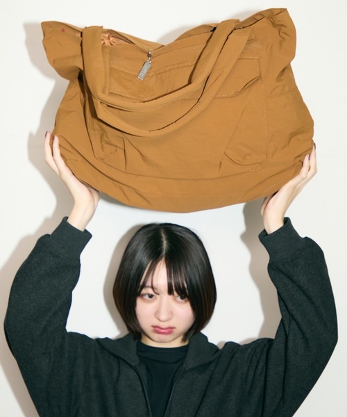 TONER(トナー)の「ナイロンミリタリートートバッグ/ロゴプレート付き(トートバッグ・レディース・ブラウン/カーキ/ブラック/オフホワイト/レッド・FREE)」の3枚目の写真