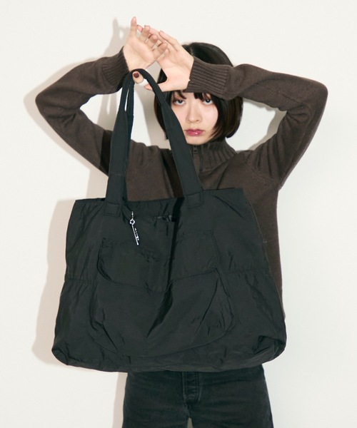 TONER(トナー)の「ナイロンミリタリートートバッグ/ロゴプレート付き(トートバッグ・レディース・ブラウン/カーキ/ブラック/オフホワイト/レッド・FREE)」の2枚目の写真